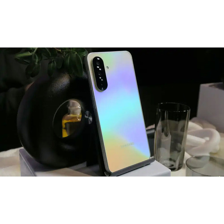 گوشی موبایل سامسونگ مدل Galaxy A36 دو سیم کارت ظرفیت 256 گیگابایت و رم 8 گیگابایت - ویتنام - به همراه هدفون بلوتوثی سامسونگ مدل Galaxy Buds FE