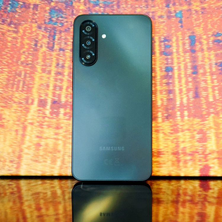 گوشی موبایل سامسونگ مدل Galaxy A17 4G دو سیم کارت ظرفیت 256 گیگابایت و رم 8 گیگابایت - به همراه شارژر 25 وات سامسونگ