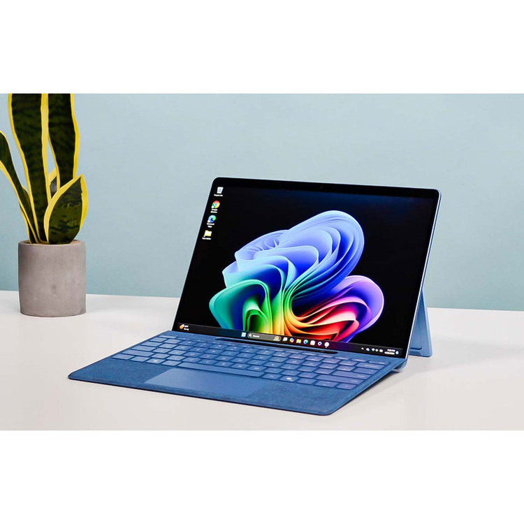 تبلت 13 اینچی مایکروسافت مدل Surface Pro 11-Snapdragon X Elite OLED ظرفیت 512 گیگابایت و رم 16 گیگابایت به همراه کیبورد Surface Pro Copilot
