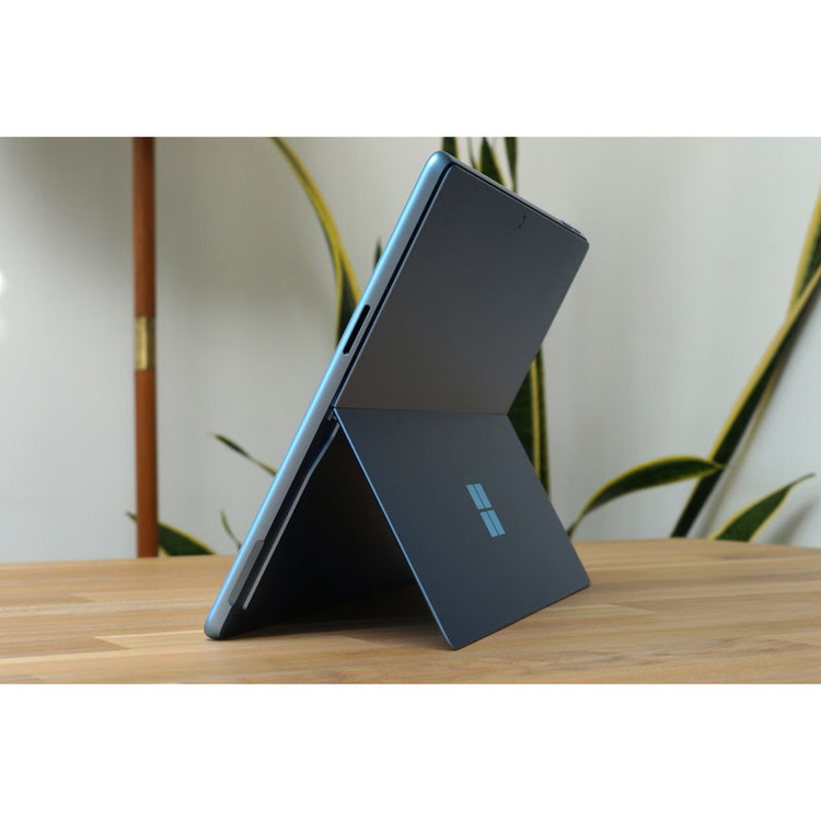 تبلت 13 اینچی مایکروسافت مدل Surface Pro 11-Snapdragon X Elite OLED ظرفیت 512 گیگابایت و رم 16 گیگابایت به همراه کیبورد Surface Pro Copilot