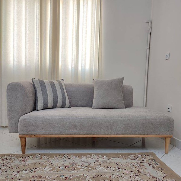 مبل راحتی سه نفره با روکش پارچه و پایه چوب مدل پریناز به همراه 2 کوسن
