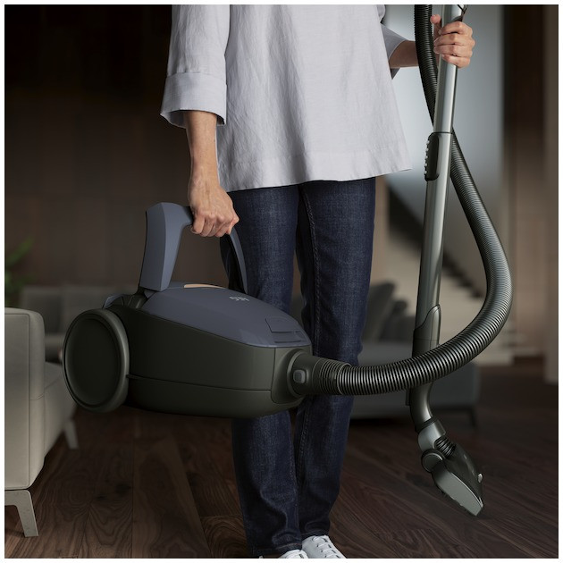 جاروبرقی 1800 وات آ ا گ مدل VX82-1-5DB